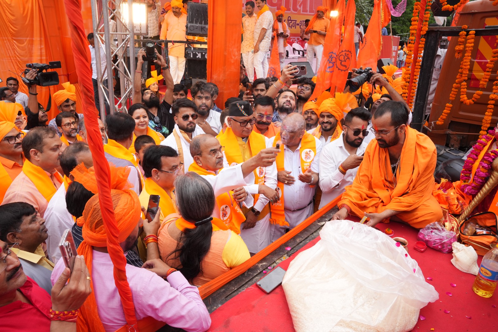 Bhagva Yatra — youth and volunteers on the route